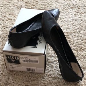 Frye black Regina ballet flat slip on shoes NEW 8